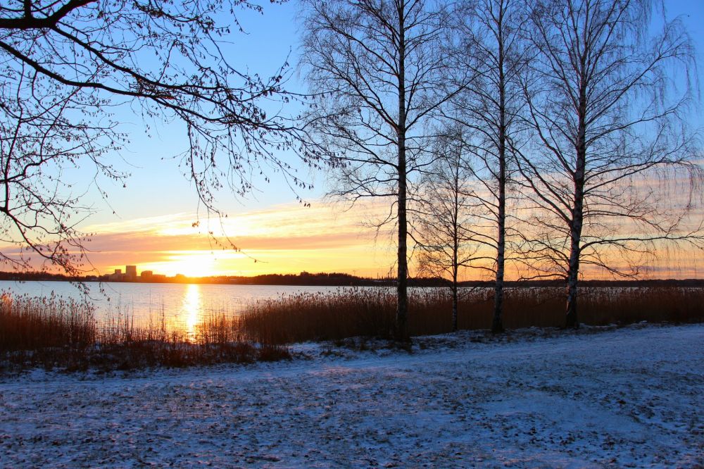 ヘルシンキMunkkiniemiの海辺からエスポーのOtaniemiへの眺め