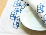 キッチンタオルKierti青い車たち（青）とお皿