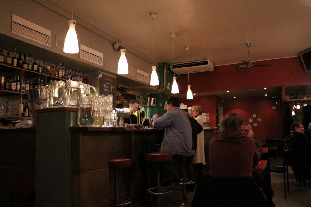 ヘルシンキのレストランCafe Bar No. 9のバーカウンター