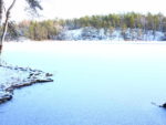 凍結した湖が雪に覆われ、太陽の日差しによって輝く絶景
