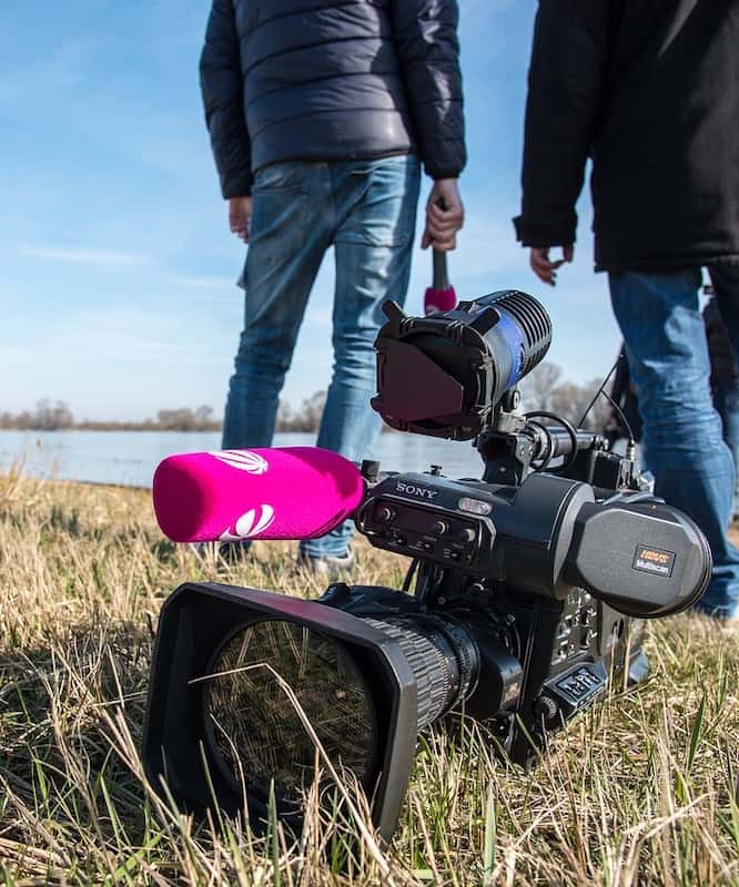 サウナ犬を追いかけ 日本のテレビ番組クルーが走り回る キートスショップ